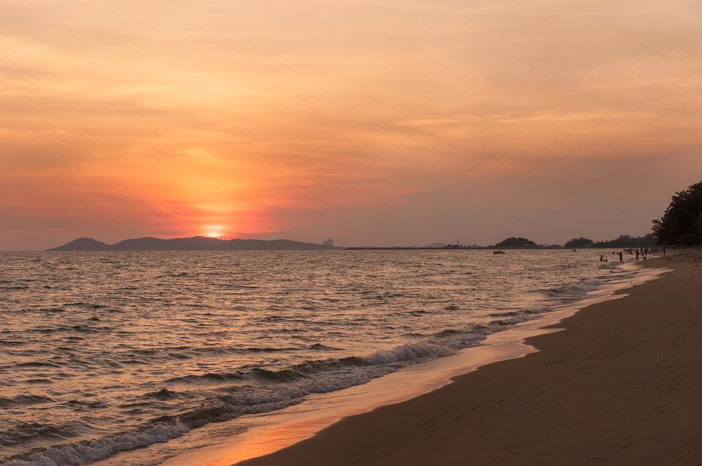 The Oriental Beach Resort Rayong Exterior photo