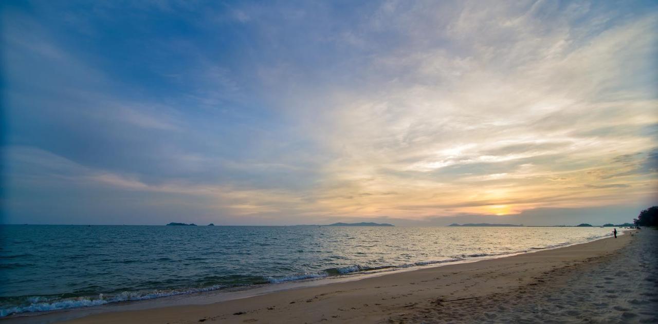 The Oriental Beach Resort Rayong Exterior photo